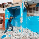 En concienciación ADN cierra bancas que ocupaban aceras, retira chatarras y clausura taller en Ensanche Quisqueya