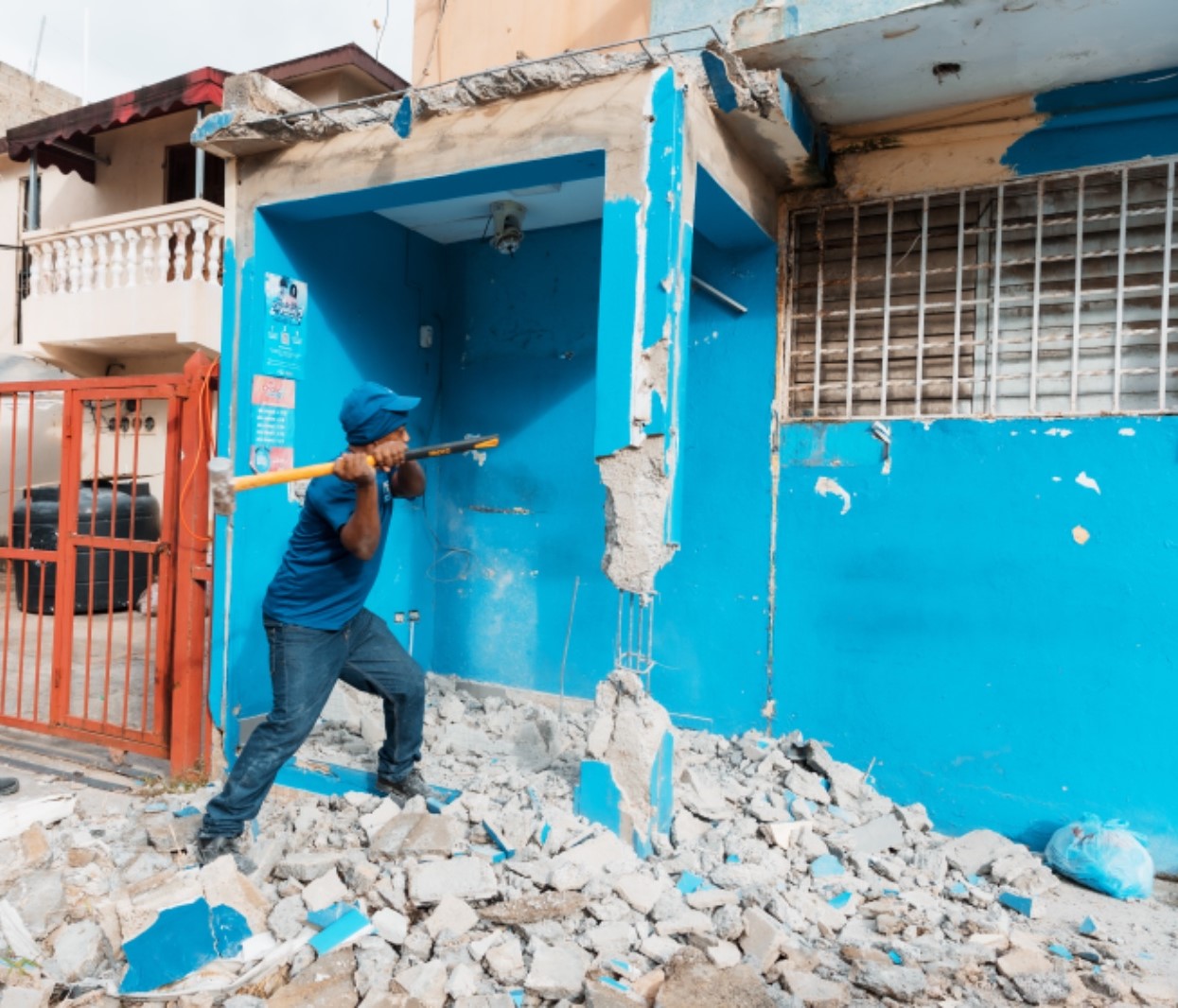 En concienciación ADN cierra bancas que ocupaban aceras, retira chatarras y clausura taller en Ensanche Quisqueya