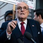 Autoridades ordenan a Giuliani devolver apartamento en NY y 26 relojes a trabajadoras electorales