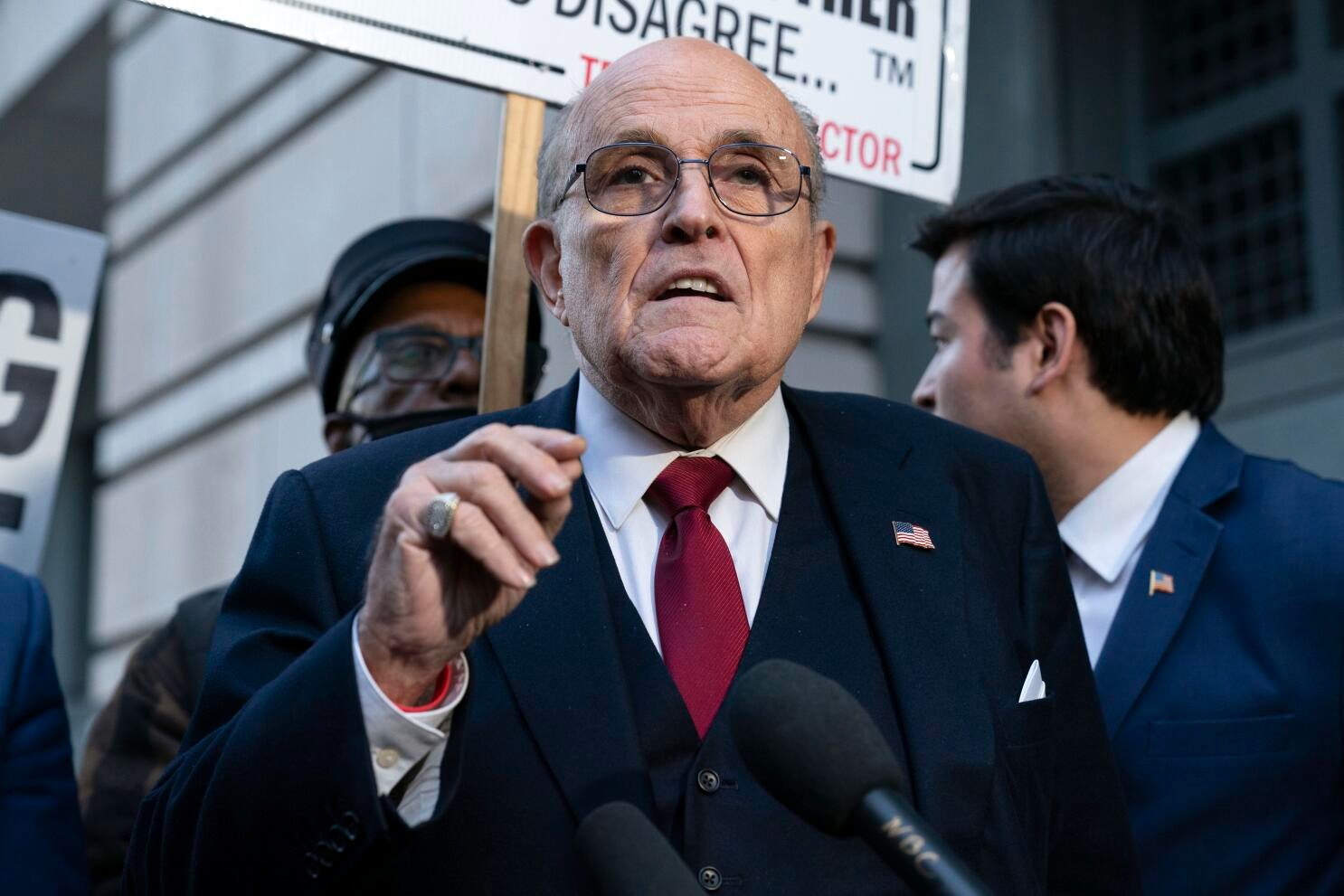 Autoridades ordenan a Giuliani devolver apartamento en NY y 26 relojes a trabajadoras electorales