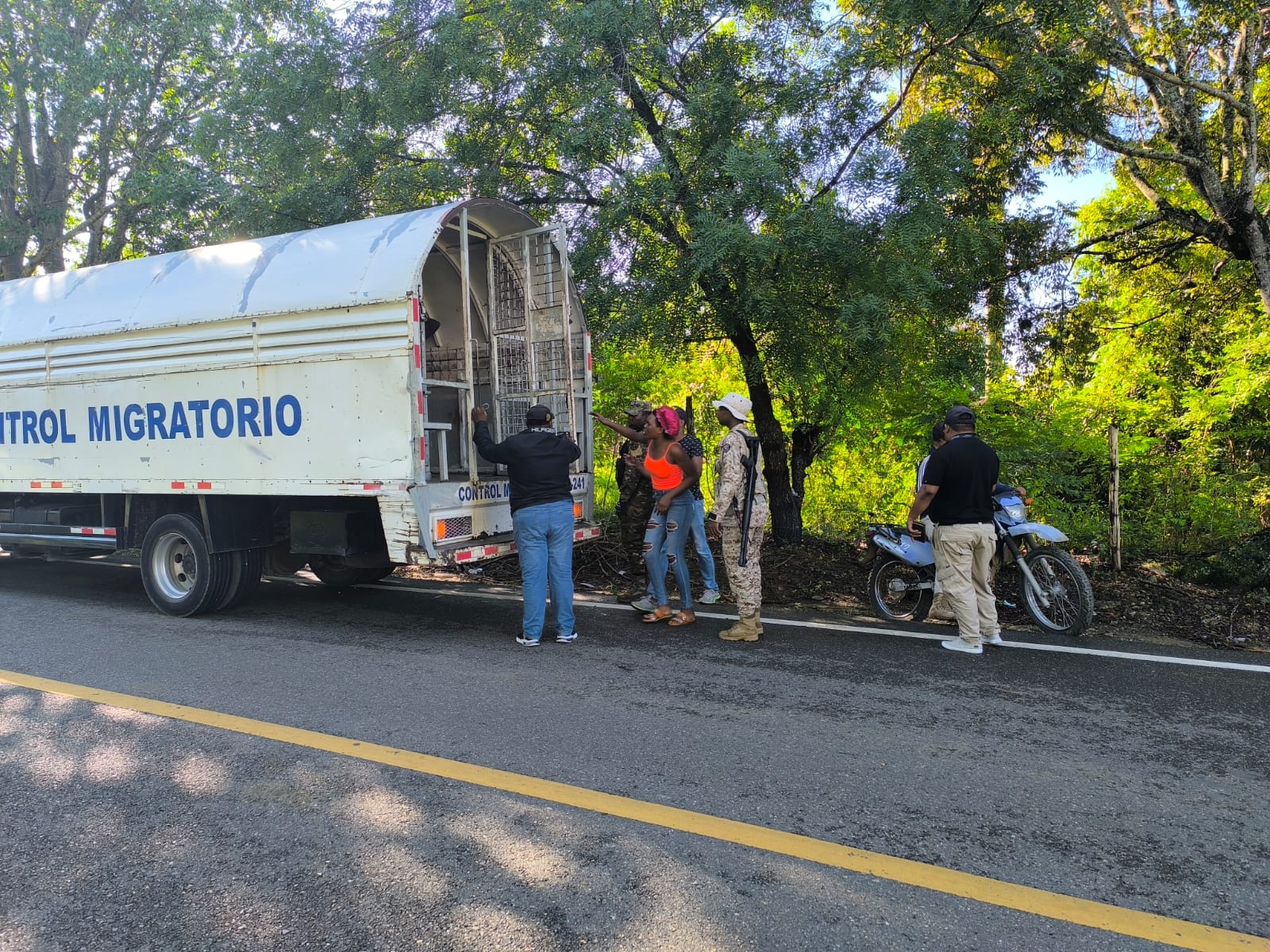 Ejército entrega a Migración 125 indocumentados detenidos en comunidades de Dajabón