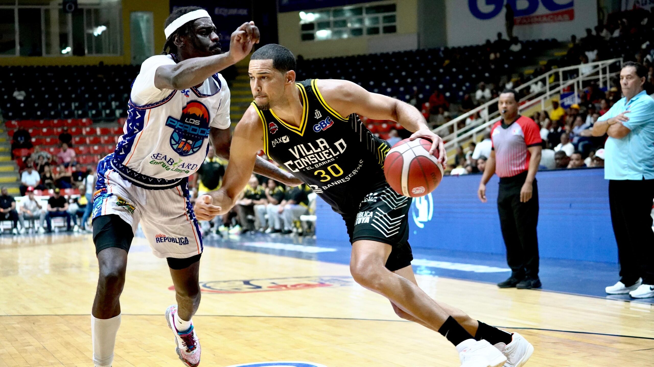 Eloy Vargas, del club Rafael Barias, defendido por Rychell Janga, de Los Prados. Bryan Ramírez, del club Rafael Barias