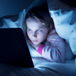 Esta es la relación que tiene acostarse tarde con la salud mental