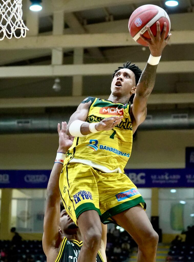 Kevin Mateo, del club San Carlos, saca su izquierda para buscar la anotación.