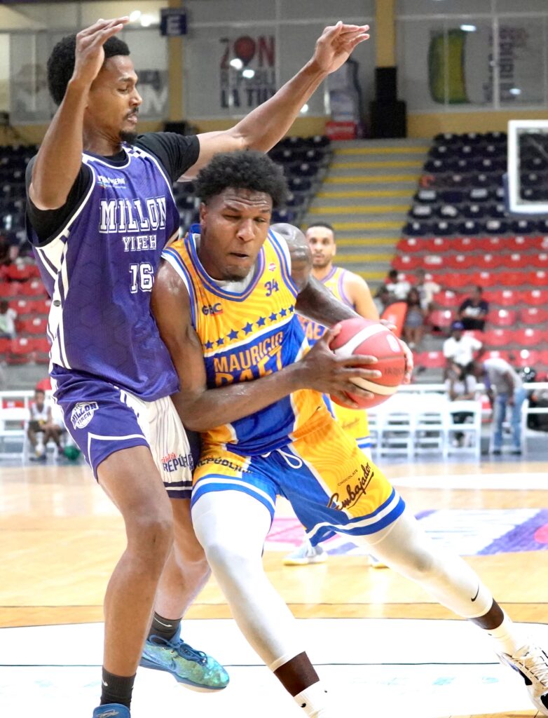 Luismal Ferreiras, del club Mauricio Báez, defendido por Alexander Cabrera, de El Millón.