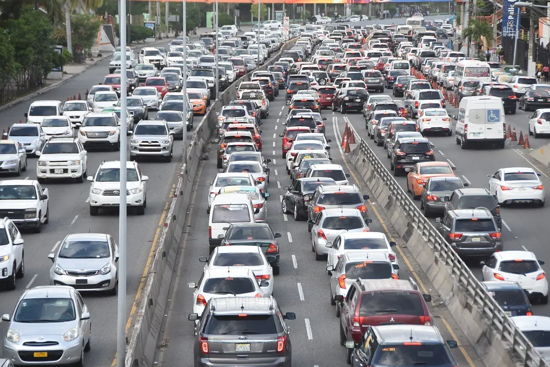 Gobierno trabaja proyecto de estacionamientos para reducir caos vehicular en la capital