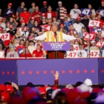 Donald Trump llega a un mitin en un camión de basura tras la crítica de Biden