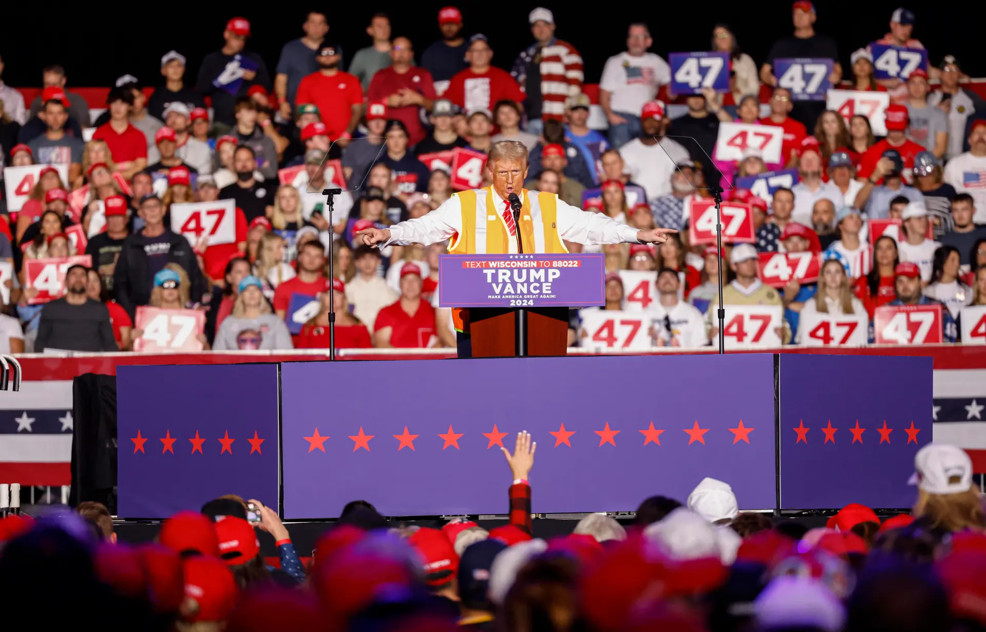 Donald Trump llega a un mitin en un camión de basura tras la crítica de Biden