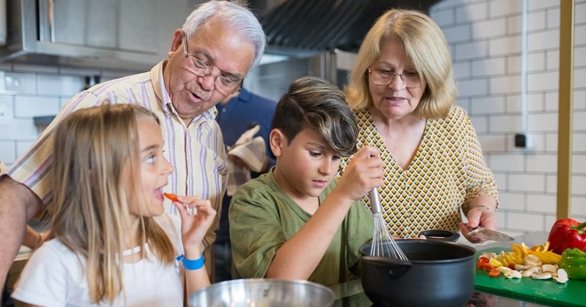 Expertos revelan que niños criados por abuelos tienen más probabilidades de desarrollar obesidad