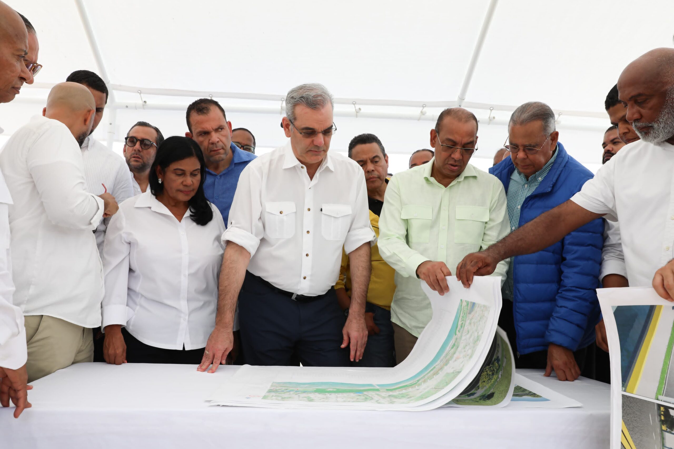 Luis Abinader supervisa los trabajos del malecón de Nagua