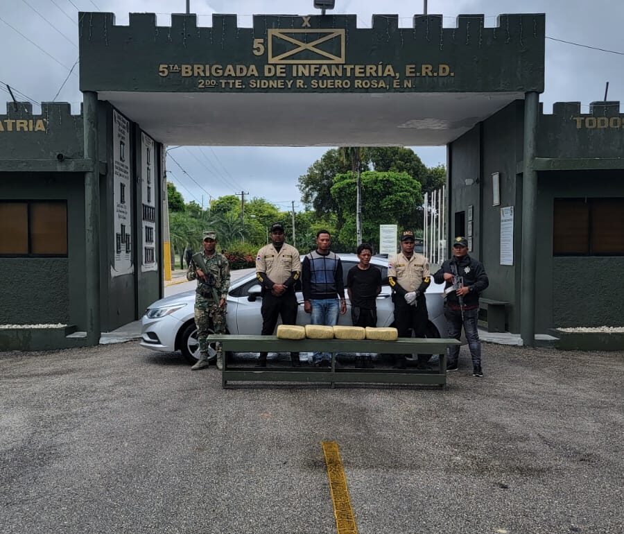 Detienen raso del Ejército con cuatro paquetes de presumible marihuana en Barahona