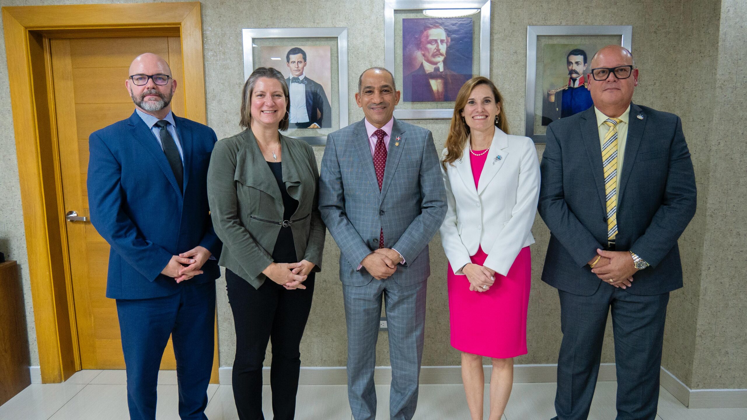 Presidente de la DNCD se reúne con funcionaria de asuntos antinarcóticos del Departamento de Estado de EE.UU.