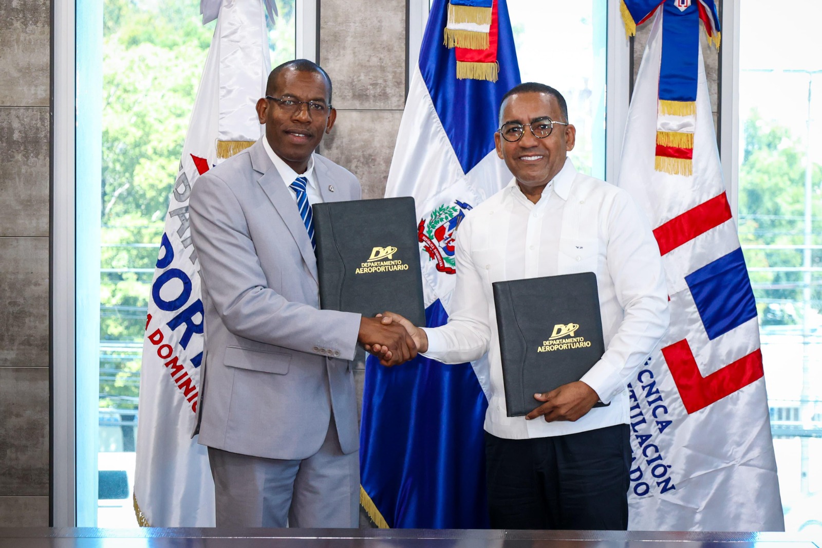 Agilizan proceso de titulación a ocupantes de terrenos aeropuerto internacional Pedernales