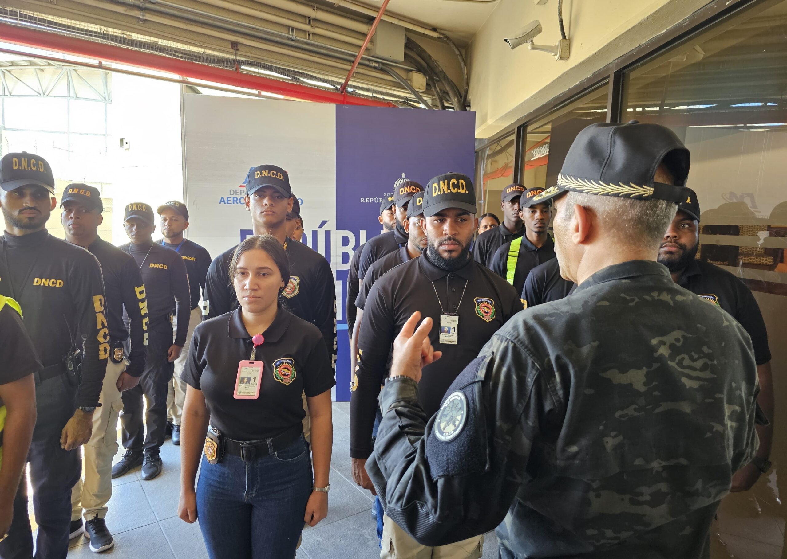Autoridades refuerzan seguridad en aeropuertos y puertos por época navideña