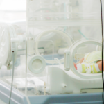 Padres demandan hospital por romper el cuello de su bebé recién nacida