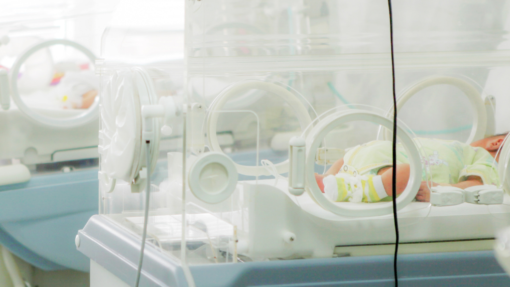 Padres demandan hospital por romper el cuello de su bebé recién nacida