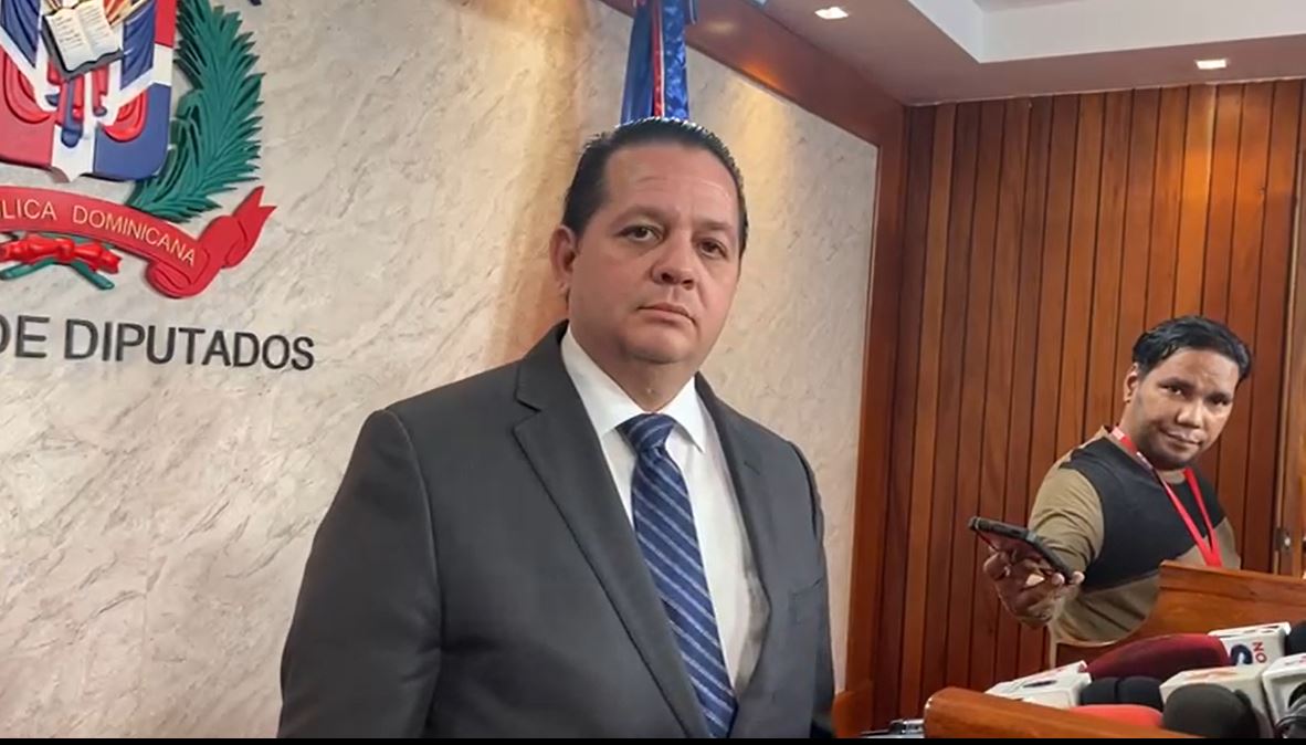 Reforma a la ley de Compras y Contrataciones incluirá controles y menos burocracia, dice Domínguez