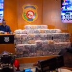 Interceptan lancha con 641 paquetes de cocaína, un fusil y dos hombres a bordo