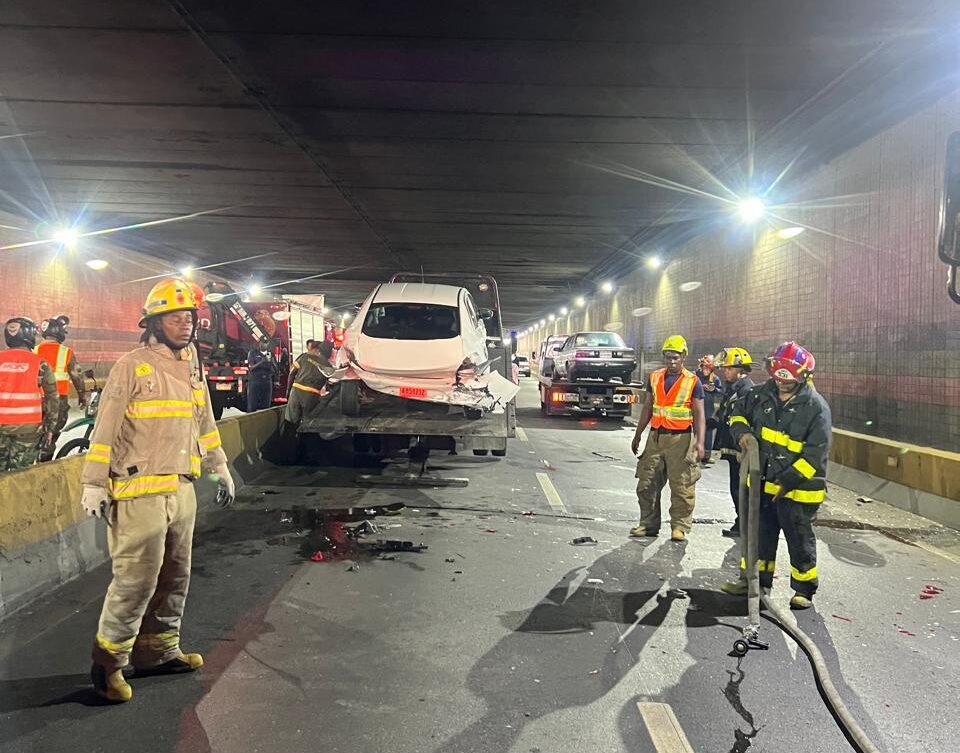 Bomberos y Digesett mitigan colisión entre vehículos que causó fuga de gas, todo vuelve a su normalidad