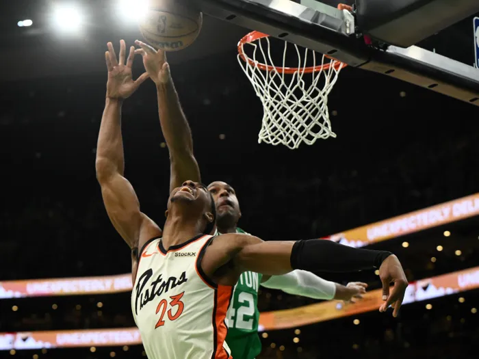 Al Horford en plena defensa con los Celtics de Boston, logró un bloqueo ante Detroit.