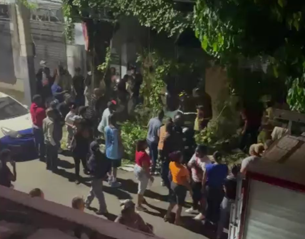 Pared se desploma dejando varios niños y una joven heridos
