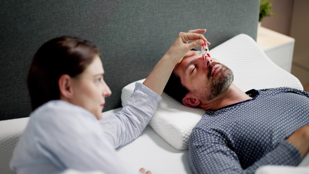 Comer queso podría aliviar los ronquidos, según investigadores