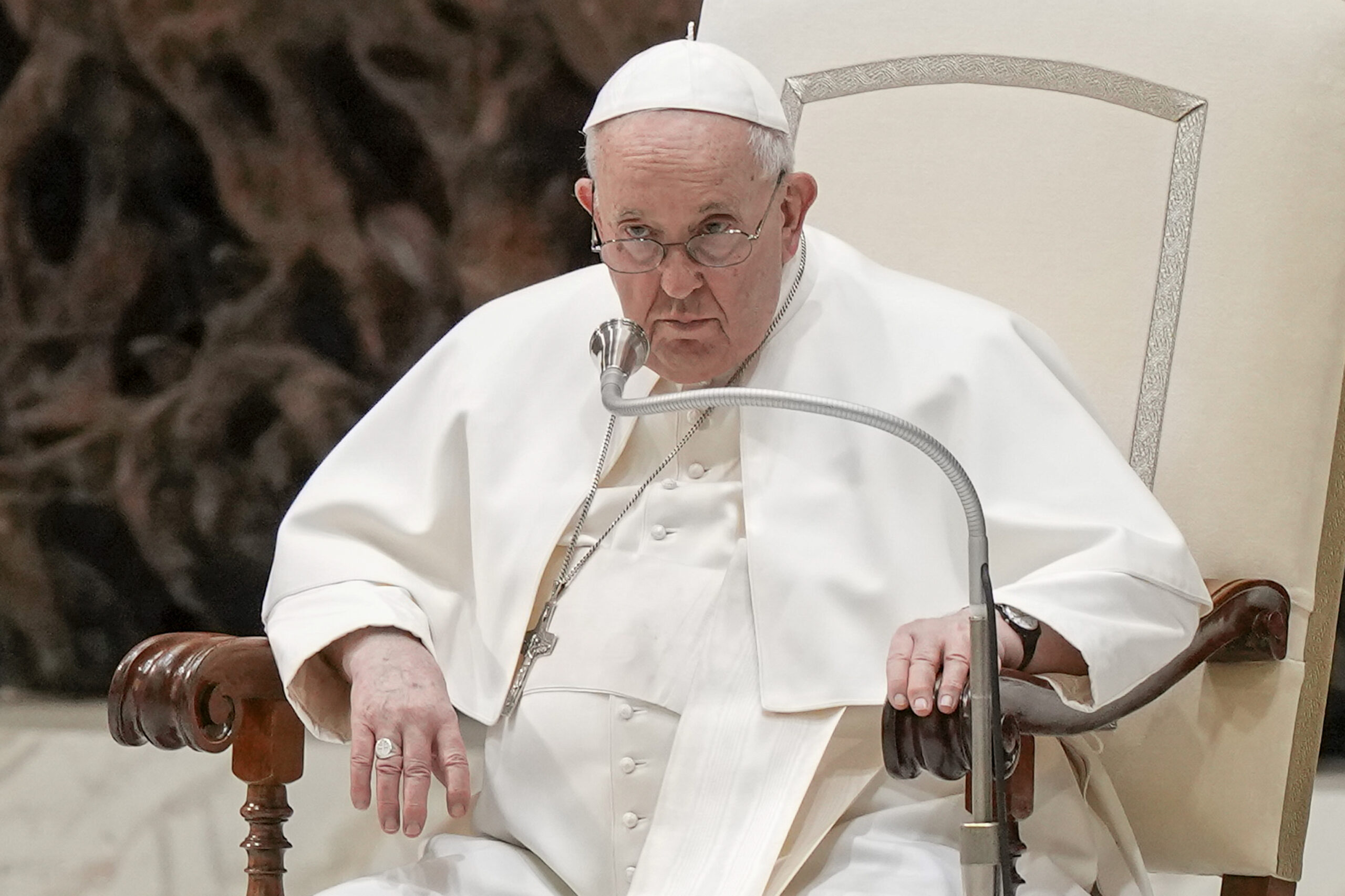 Papa Francisco inmovilizado, tras sufrir una caída en su casa