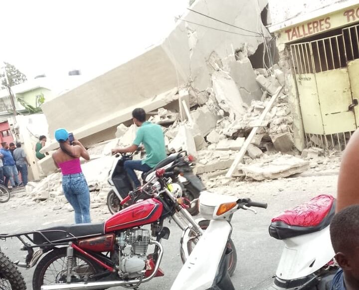Se desploma vivienda con al menos cuatro personas dentro en La Romana