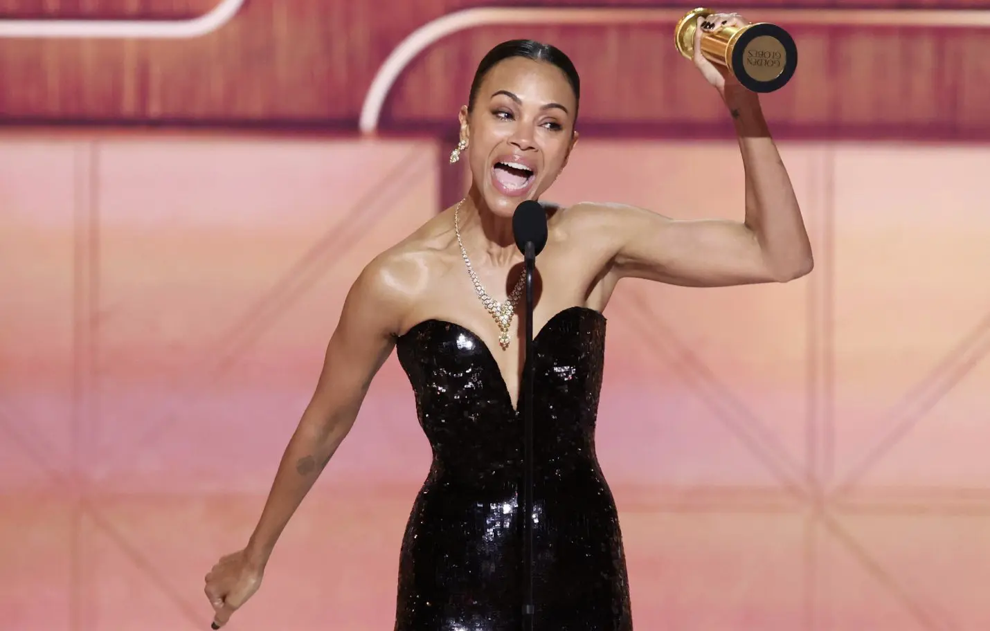 Zoe Saldaña gana su primer Globo de Oro en la categoría mejor actriz de reparto por ´Emilia Pérez'