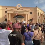 Buhoneros de la 27 de Febrero protestan frente al Palacio por "amenaza" de desalojo