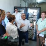 Autoridades y comunitarios de Sabana Real conversan sobre la operación de la red eléctrica de esa comunidad.