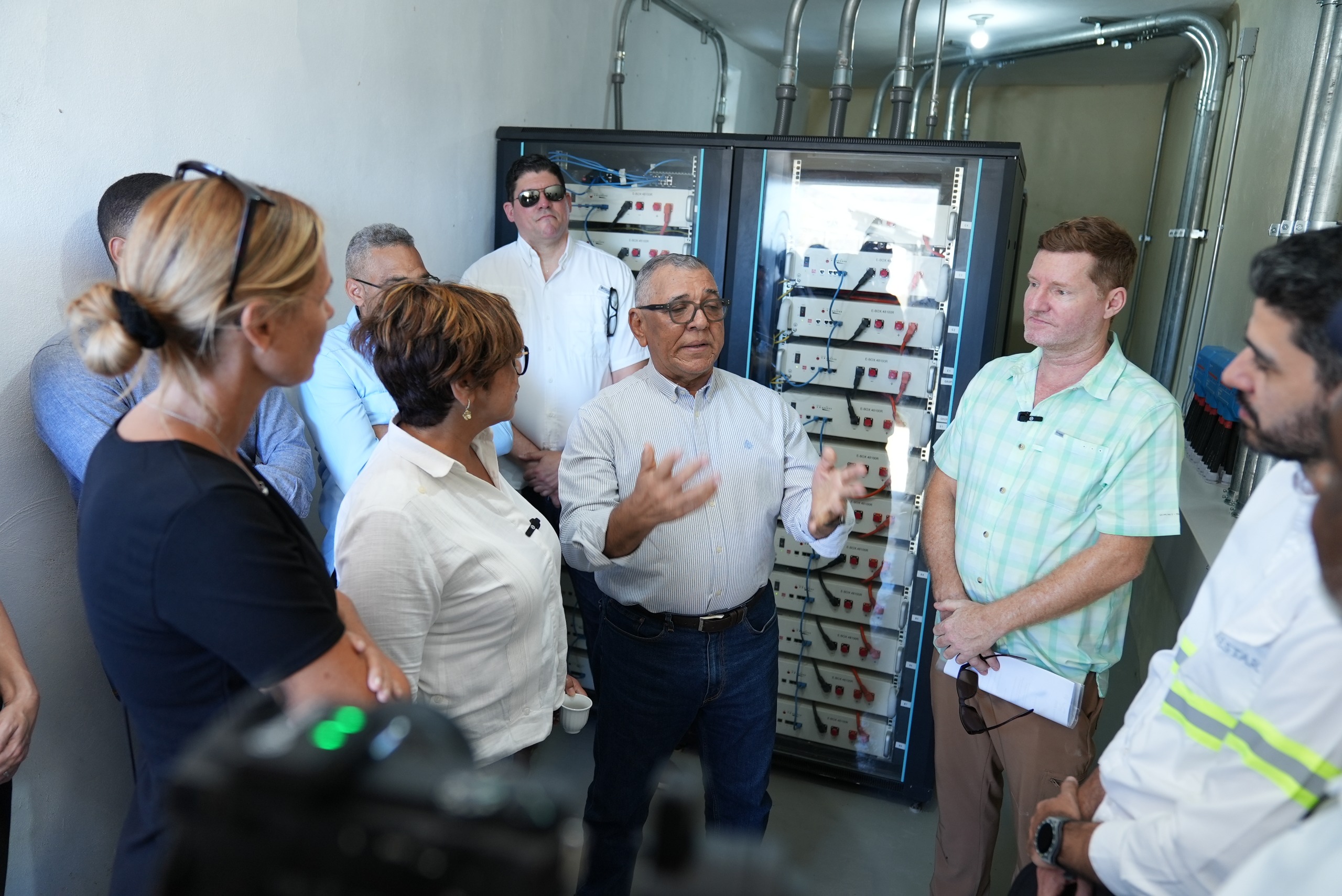 Autoridades y comunitarios de Sabana Real conversan sobre la operación de la red eléctrica de esa comunidad.