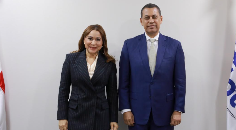 Ministra de la Mujer, Mayra Jiménez y presidente del Consejo Directivo del Instituto Dominicano de las Telecomunicaciones (Indotel), Guido Gómez Mazara