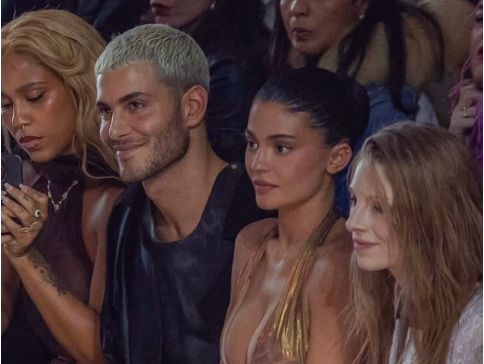 Tokischa y Kylie Jenner disfrutando del desfile de Jean Paul Gaultier en Semana de la Moda en París 2025