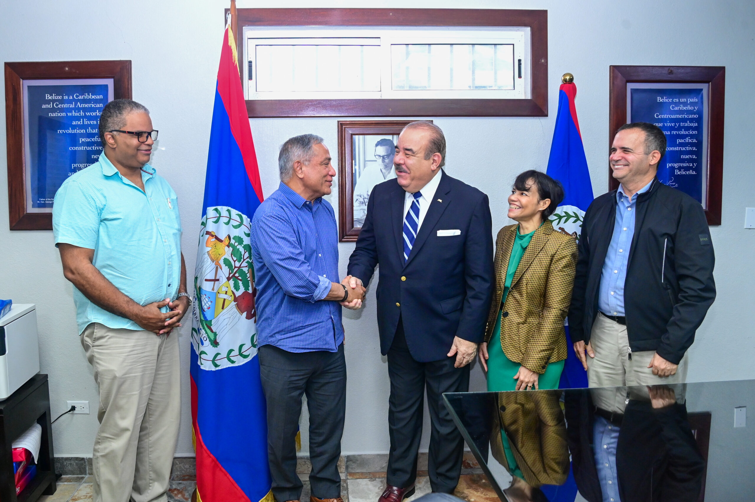 El presidente de la NORCECA, licenciado Cristóbal Marte Hoffiz, con una de las comitivas del deporte de Belice.