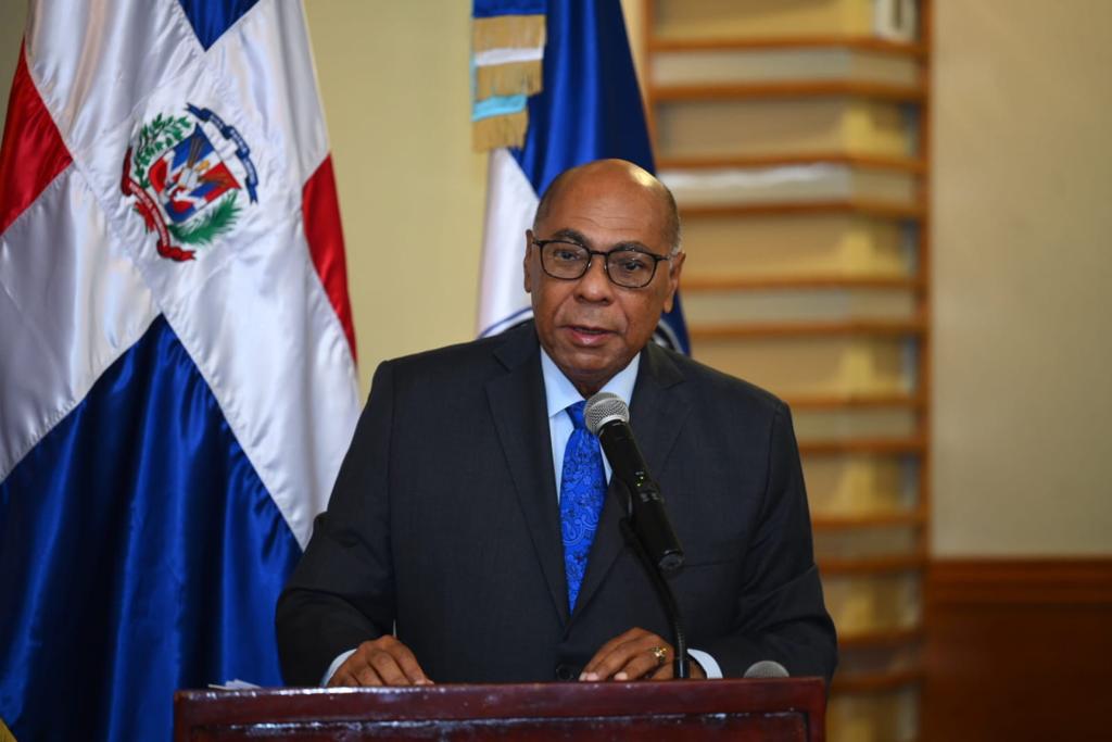 El doctor Milton Ray Guevara presidente del Comité de Administración y Cuidado del Pabellón de Voleibol del Centro Olímpico Juan Pablo Duarte.