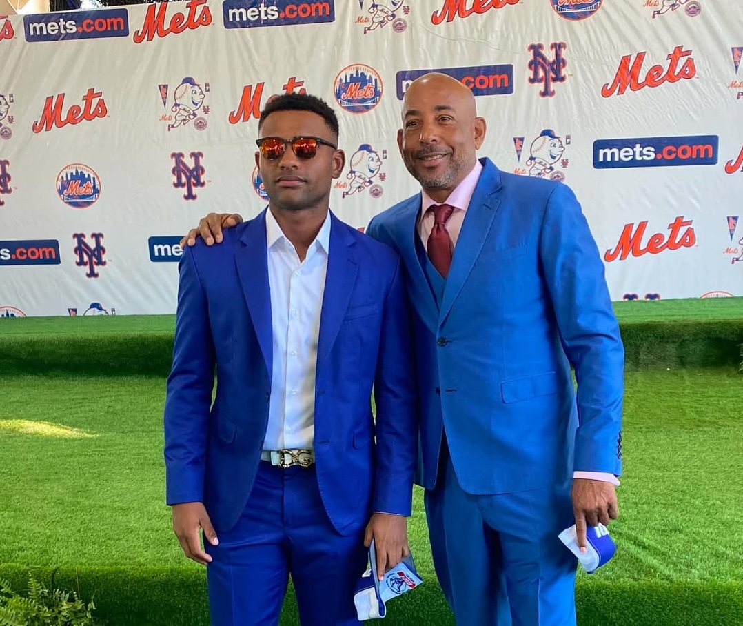 El prospecto dominicano Elián Peña y Javier Rodríguez de la Academia Alianza Baseball, participaron en la graduación de 56 bachilleres en la Academia de los Mets de Nueva York.