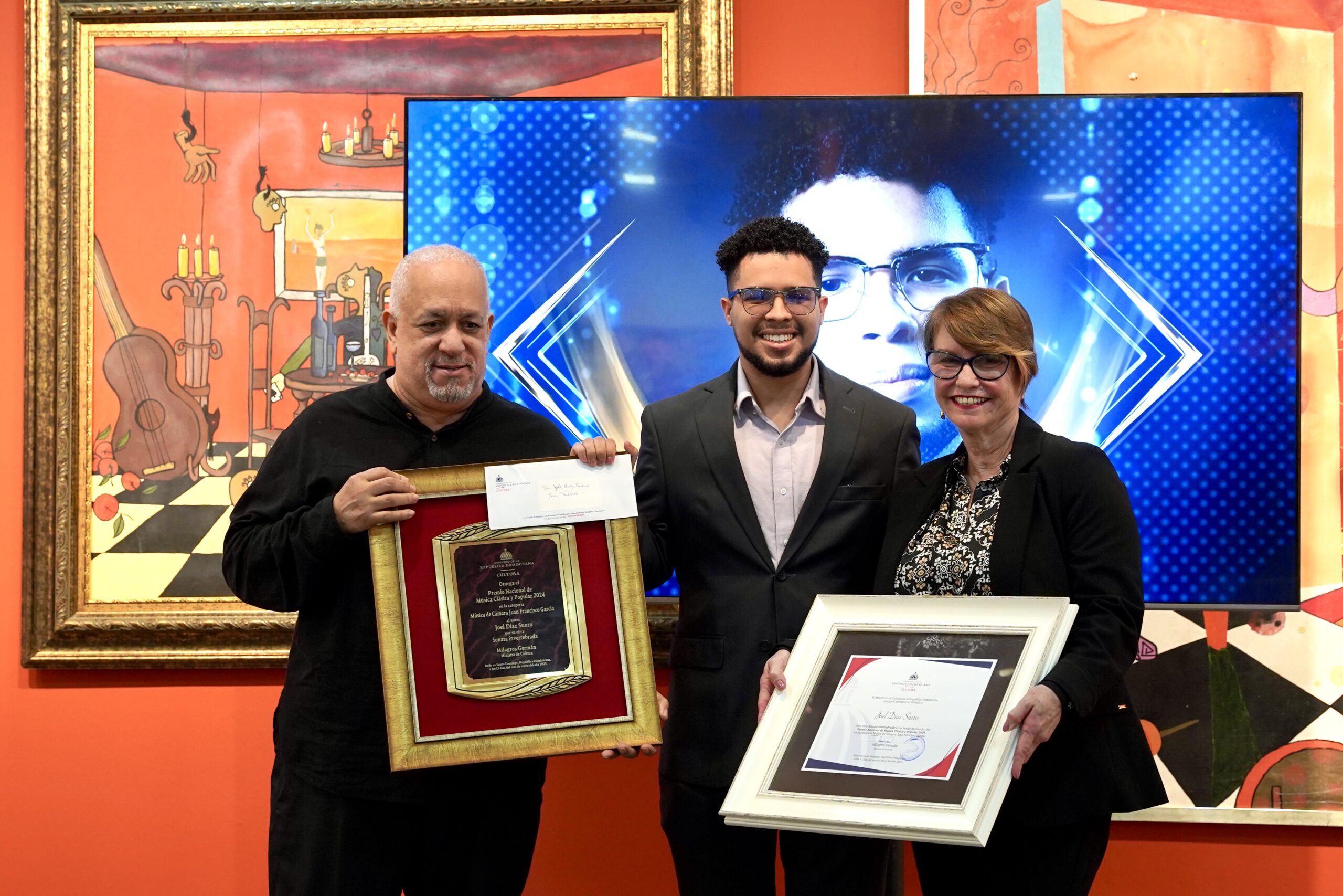 El Premio Nacional de Artes Visuales constituye el más alto reconocimiento otorgado por el Estado dominicano a la trayectoria y las contribuciones de un artista en dicho ámbito.