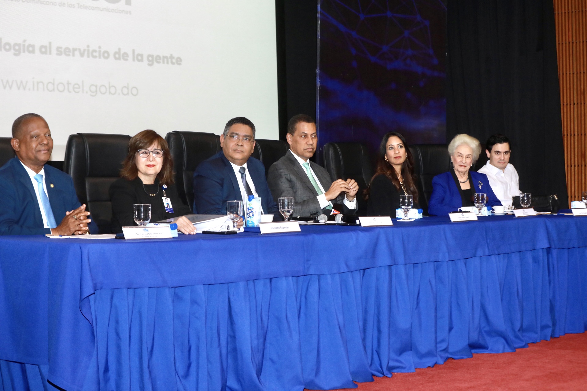 Carlos Mendoza, Mayra Cochón, Alexis Cruz, Guido Gómez Mazara, Julissa Cruz, Tomasina Cabral y Alfredo López.