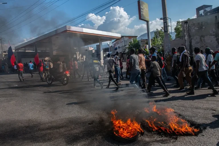 La Embajada de los Estados Unidos en Puerto Príncipe exhortó este martes a los ciudadanos estadounidenses a no viajar a Haití y, si ya se encuentran allí, abandonar el país lo antes posible.