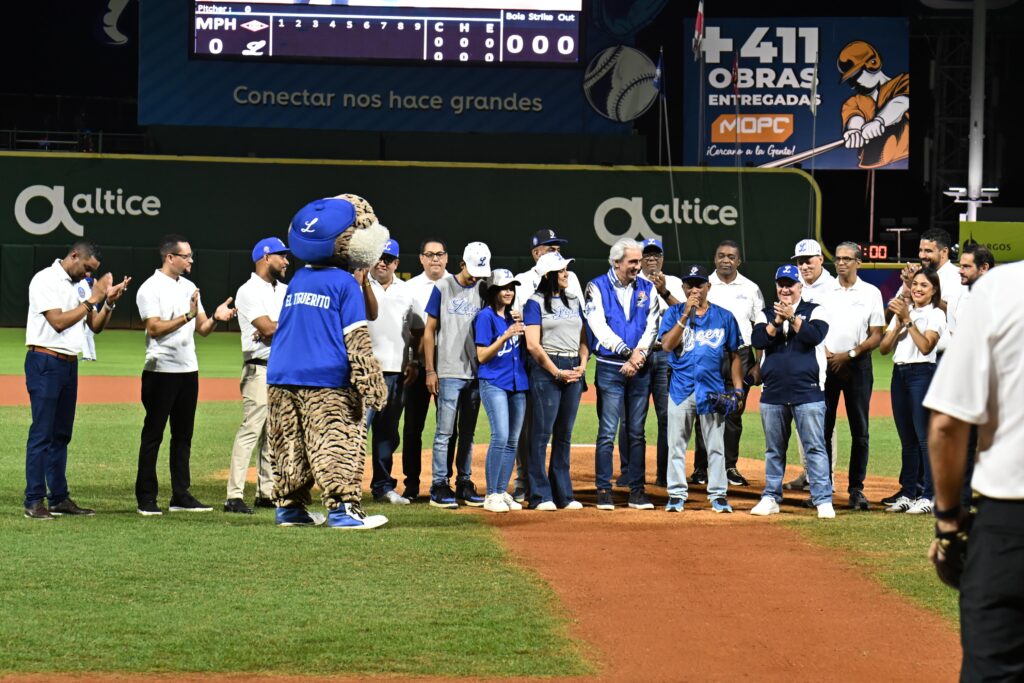Los Tigres del Licey honra al experimentando comunicador y voz interna Luis Beltrán, por su labor durante más de tres décadas con el club.