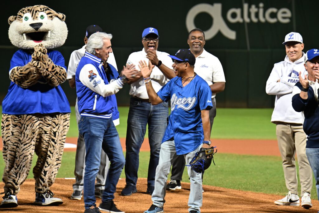 Los Tigres del Licey honra al experimentando comunicador y voz interna Luis Beltrán, por su labor durante más de tres décadas con el club.
