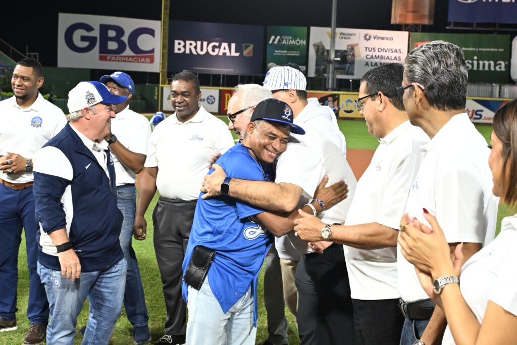Los Tigres del Licey honra al experimentando comunicador y voz interna Luis Beltrán, por su labor durante más de  tres décadas con el club.
