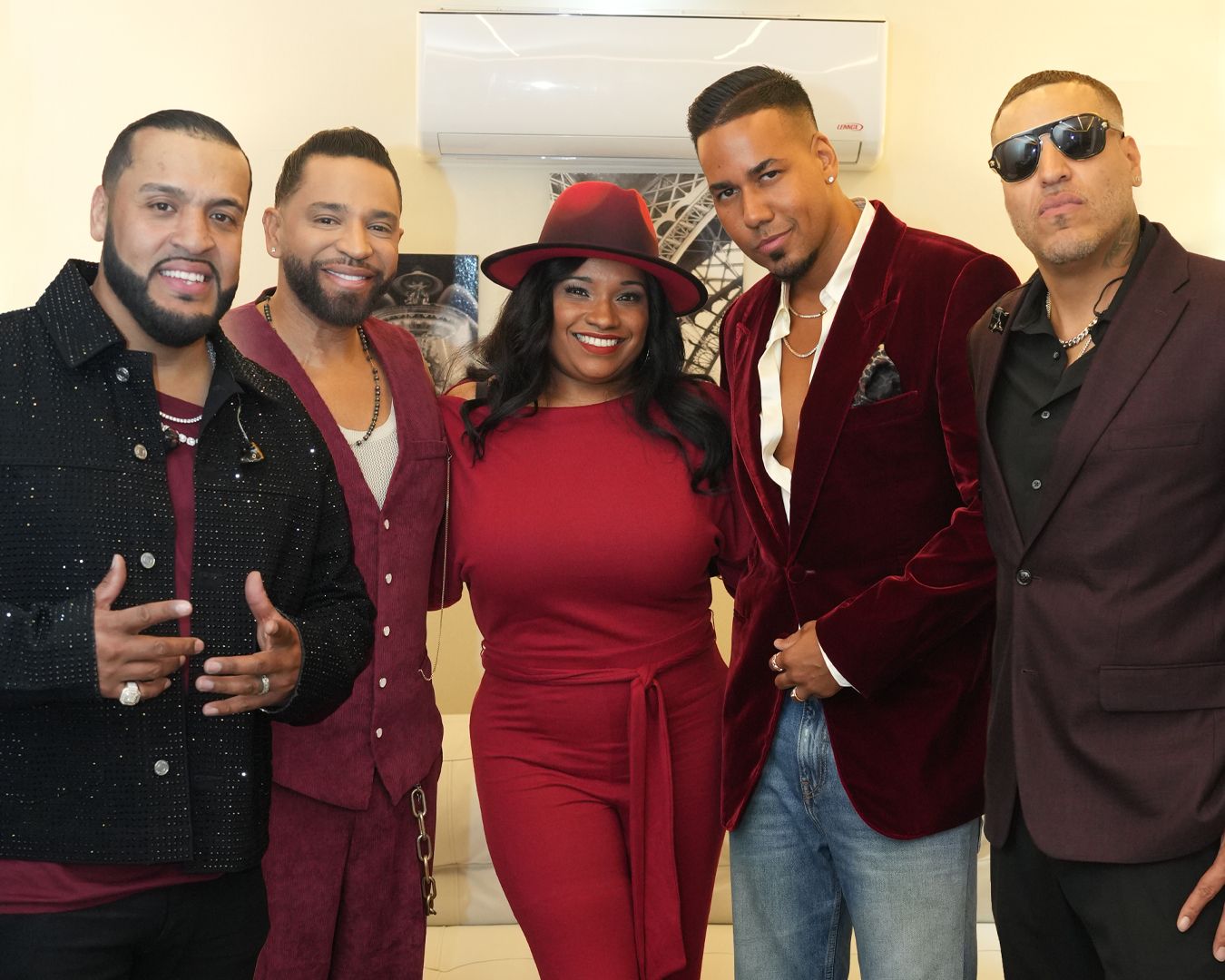 Judy Santos, junto al grupo Aventura