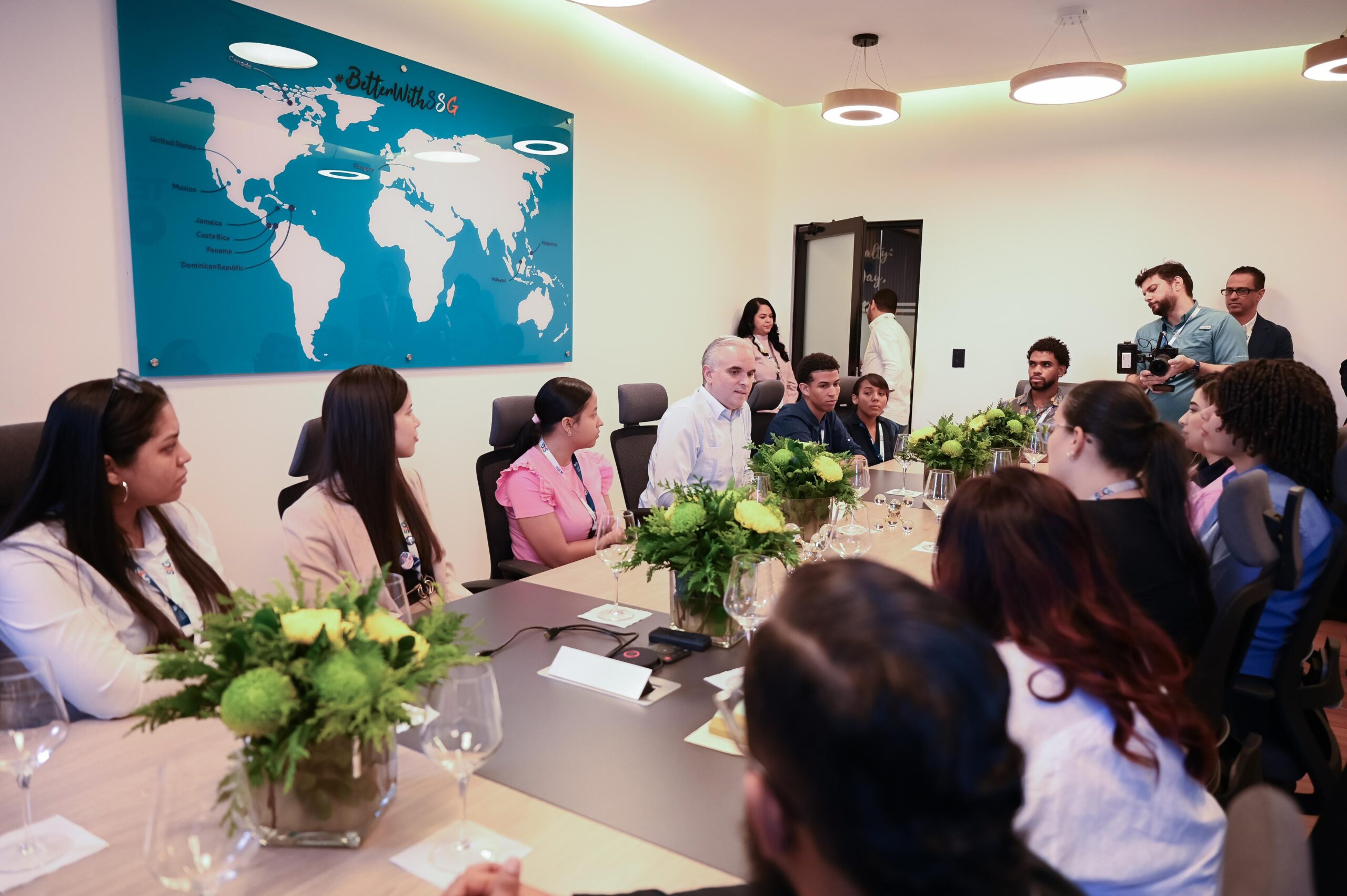 Ministro de Trabajo, Luis Miguel De Camps, con jovenes