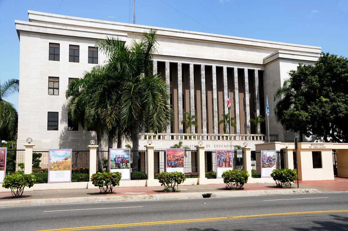 Sancionarán a maestros responsables de baile inapropiado en liceo de Santiago