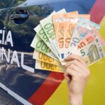 Un policía en pasantías devuelve una cartera con 975 euros en España