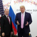 El Kremlin aseguró hoy que Rusia no pone condiciones previas para una reunión entre el líder ruso, Vladímir Putin, y el presidente electo de EEUU, Donald Trump, para hablar del arreglo pacífico del conflicto en Ucrania. «No se necesita ninguna condición. Se requiere el deseo mutuo y la voluntad política de entablar un diálogo y solucionar los actuales problemas a través del diálogo», dijo Dmitri Peskov, portavoz presidencial, en su rueda de prensa telefónica diaria. En ese sentido, Peskov saludó las últimas declaraciones de Trump en las que aseguro que «está dispuesto a solucionar los problemas» en la mesa de negociaciones. «Putin ha manifestado en repetidas ocasiones su disposición a mantener contactos con líderes internacionales (…), incluido Donald Trump», afirmó. Al mismo tiempo, admitió que, «por el momento, no hay nada concreto». «Partimos de la voluntad mutua de celebrar una reunión. Aparentemente, una vez Trump acceda al Despacho Oval, se producirá algún avance», dijo. Zelenski también quiere reunirse con Trump Trump aseguró que su equipo está preparando una futura reunión con Putin, del que destacó que había expresado públicamente en su conferencia de prensa anual a finales de diciembre su deseo de celebrar dicho encuentro. «El quiere que nos reunamos, así que lo estamos preparando (…), tenemos que poner fin a esa guerra. Es un lío sangriento. Se están matando soldados», aseguró el republicano. En cuanto a la postura rusa con vistas a una futuras negociaciones de paz, Peskov subrayó que se mantienen invariables, en alusión, entre otras cosas, a la anexión de cuatro regiones ucranianas y la negativa a que Ucrania ingrese en la OTAN. Por su parte, el líder ucraniano, Volodímir Zelenski, también se ha mostrado dispuesto a celebrar cuanto antes negociaciones con Trump para abordar las garantías de seguridad para su país, tras lo que ya se reuniría con Putin para frenar la guerra que cumplirá en febrero tres años.