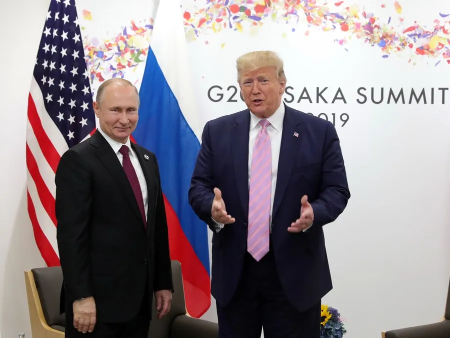 El Kremlin aseguró hoy que Rusia no pone condiciones previas para una reunión entre el líder ruso, Vladímir Putin, y el presidente electo de EEUU, Donald Trump, para hablar del arreglo pacífico del conflicto en Ucrania. «No se necesita ninguna condición. Se requiere el deseo mutuo y la voluntad política de entablar un diálogo y solucionar los actuales problemas a través del diálogo», dijo Dmitri Peskov, portavoz presidencial, en su rueda de prensa telefónica diaria. En ese sentido, Peskov saludó las últimas declaraciones de Trump en las que aseguro que «está dispuesto a solucionar los problemas» en la mesa de negociaciones. «Putin ha manifestado en repetidas ocasiones su disposición a mantener contactos con líderes internacionales (…), incluido Donald Trump», afirmó. Al mismo tiempo, admitió que, «por el momento, no hay nada concreto». «Partimos de la voluntad mutua de celebrar una reunión. Aparentemente, una vez Trump acceda al Despacho Oval, se producirá algún avance», dijo. Zelenski también quiere reunirse con Trump Trump aseguró que su equipo está preparando una futura reunión con Putin, del que destacó que había expresado públicamente en su conferencia de prensa anual a finales de diciembre su deseo de celebrar dicho encuentro. «El quiere que nos reunamos, así que lo estamos preparando (…), tenemos que poner fin a esa guerra. Es un lío sangriento. Se están matando soldados», aseguró el republicano. En cuanto a la postura rusa con vistas a una futuras negociaciones de paz, Peskov subrayó que se mantienen invariables, en alusión, entre otras cosas, a la anexión de cuatro regiones ucranianas y la negativa a que Ucrania ingrese en la OTAN. Por su parte, el líder ucraniano, Volodímir Zelenski, también se ha mostrado dispuesto a celebrar cuanto antes negociaciones con Trump para abordar las garantías de seguridad para su país, tras lo que ya se reuniría con Putin para frenar la guerra que cumplirá en febrero tres años.