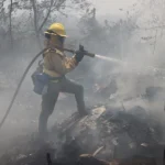 voraz incendio a orillas del río Paraguay